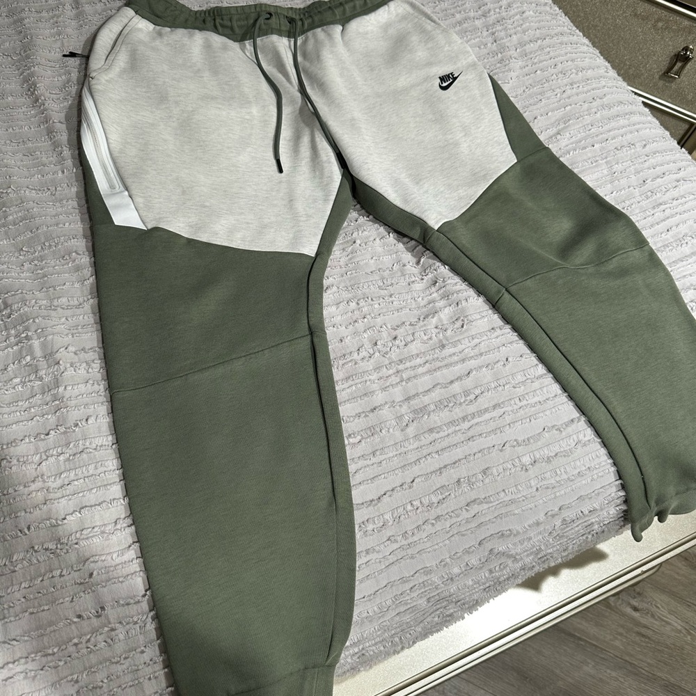 Mens Nike Tech Pants. SIZE LARGE !